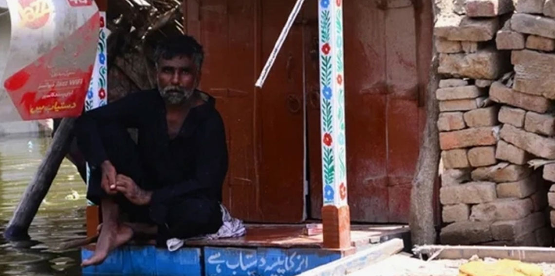 Pakistan'da can kaybı artıyor! Barajların açılması ile on binler tahliye edildi