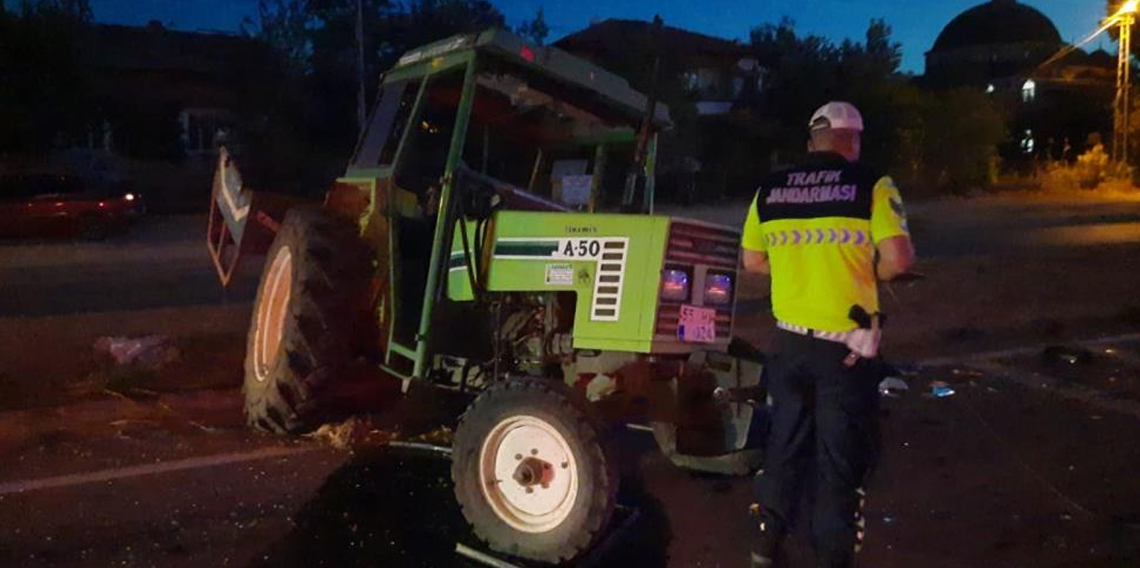 Samsun'da otomobil ile traktör çarpıştı: 3 yaralı