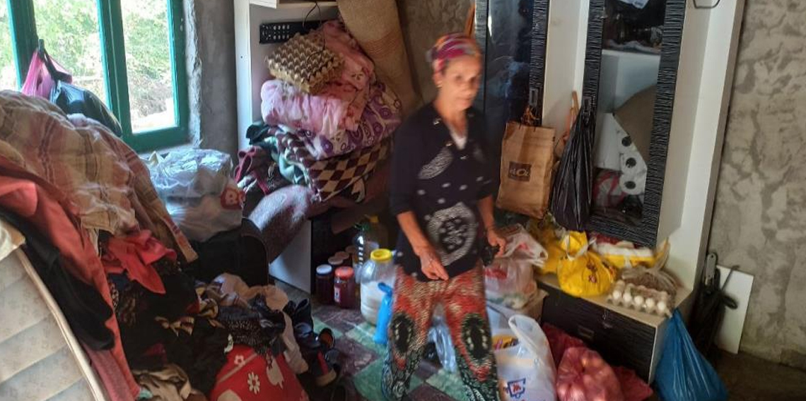 Devrekli çift yıkılmak üzere olan evde hayat mücadelesi veriyor
