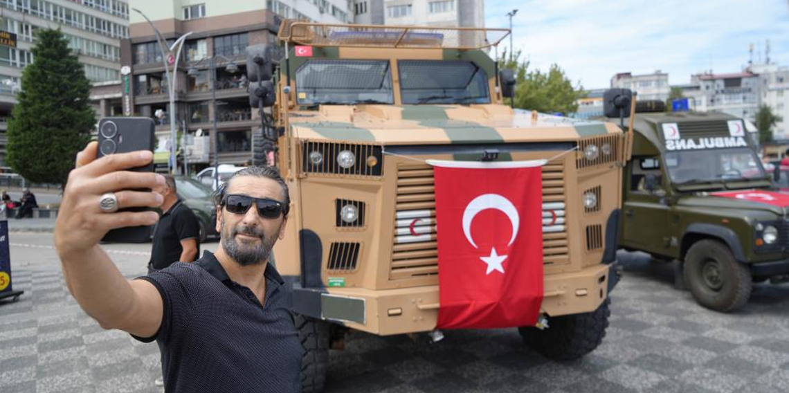 Zırhlı askeri ambulanslar ilgi odağı oldu