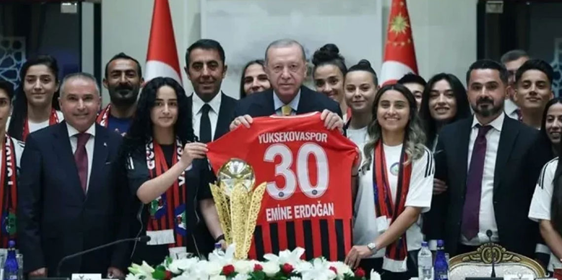 Cumhurbaşkanı Erdoğan, Yüksekovaspor Kadın Takımı'nı kabul etti