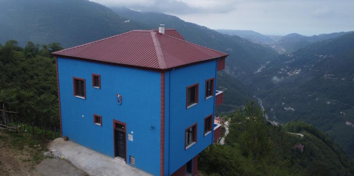 Trabzon'da bordo-mavi her yerde