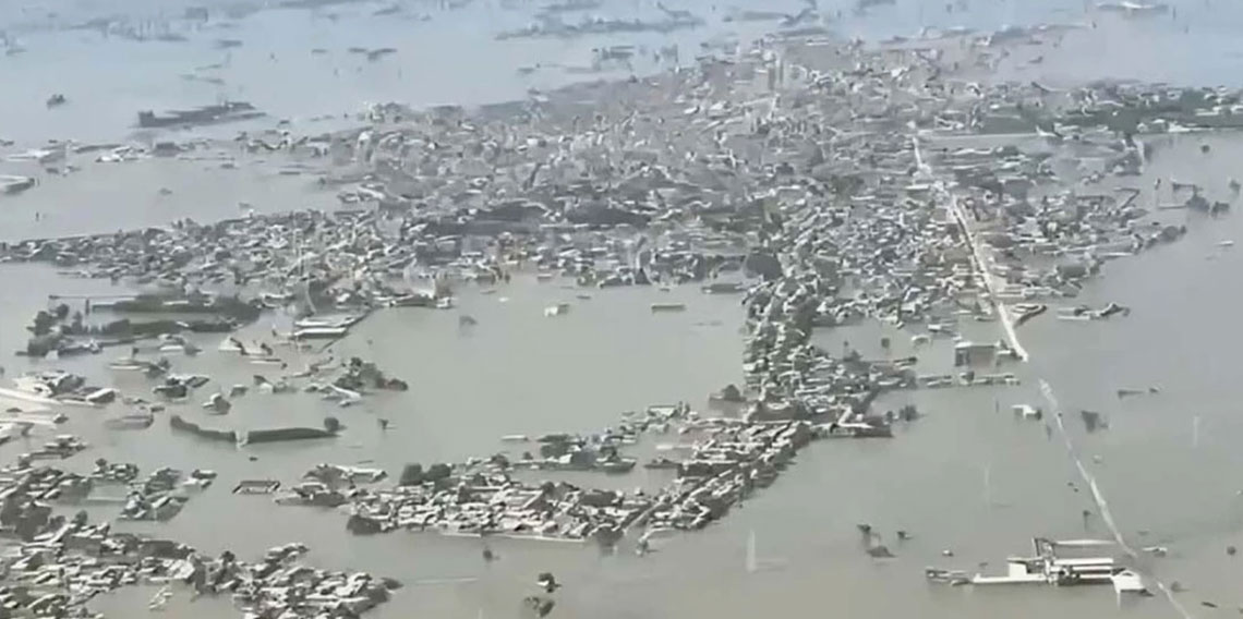 Hindistan barajları açtı, Pakistan sular altında kaldı: 22 kişi öldü