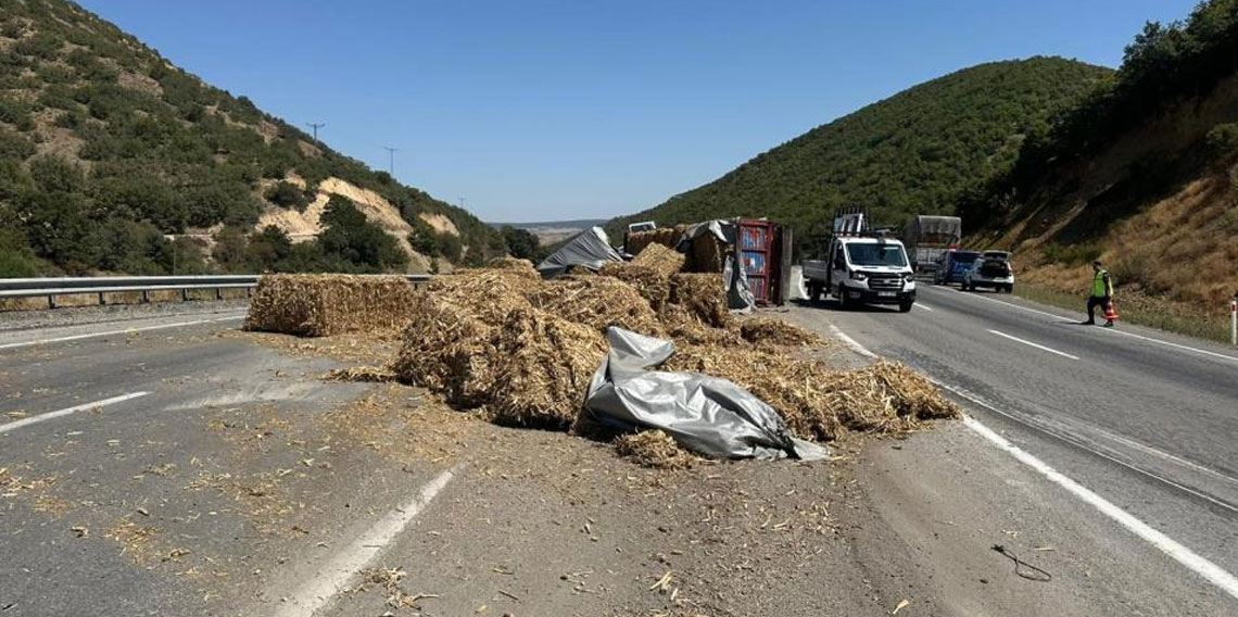 Çorum’da balya yüklü tır devrildi: 1 yaralı