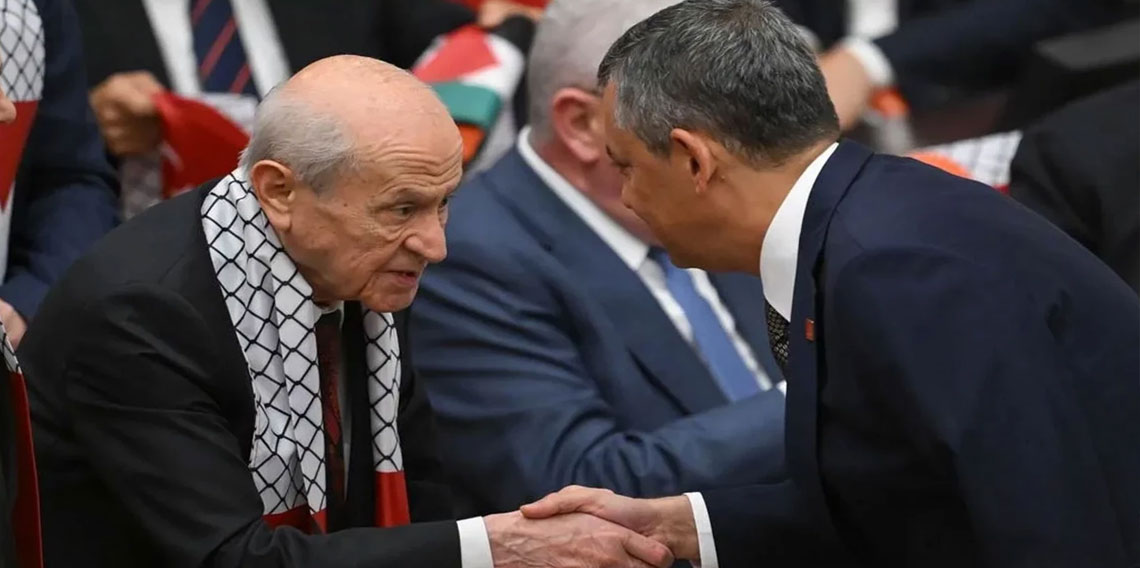 Devlet Bahçeli, Özgür Özel ile tokalaştı!