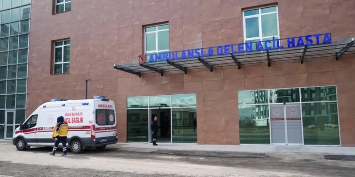 Niğde'de su dolu kovaya düşen bebek can verdi