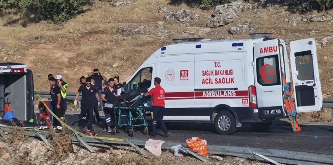 Diyarbakır'da minibüs devrildi: 1 ölü, 3'ü ağır 16 yaralı