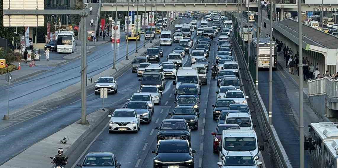Okullarda uyum haftası başladı, İstanbul’da trafik yoğunluğu oluştu