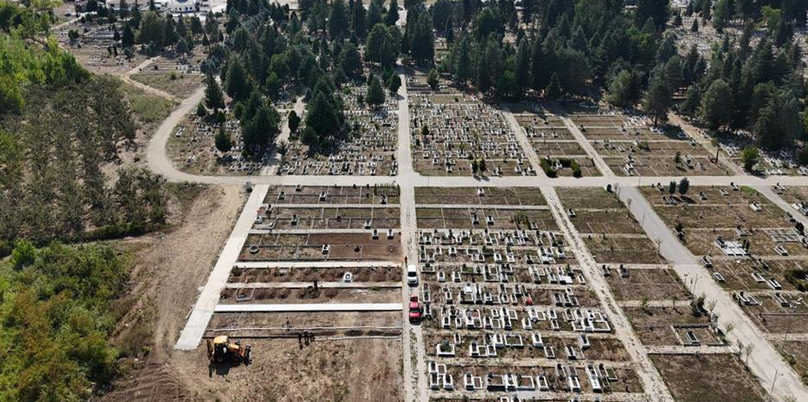 Mezarlıklarda düzenleme çalışmaları başladı