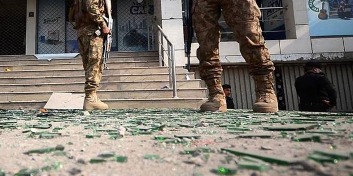 Askeri tesise bombalı saldırı! Bir ülke daha karışıyor...