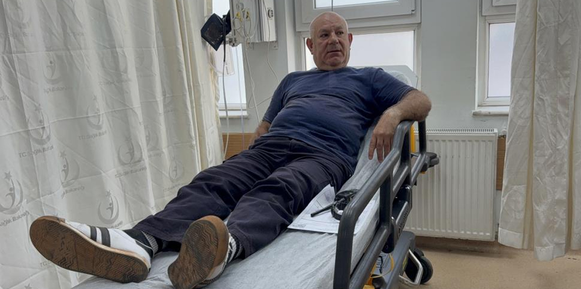 Darbedilen kadını kurtarmak isterken kendisi saldırıya uğradı