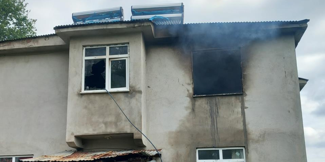 Perdenin tutuşmasıyla ev yandı: Eşyalar kül oldu