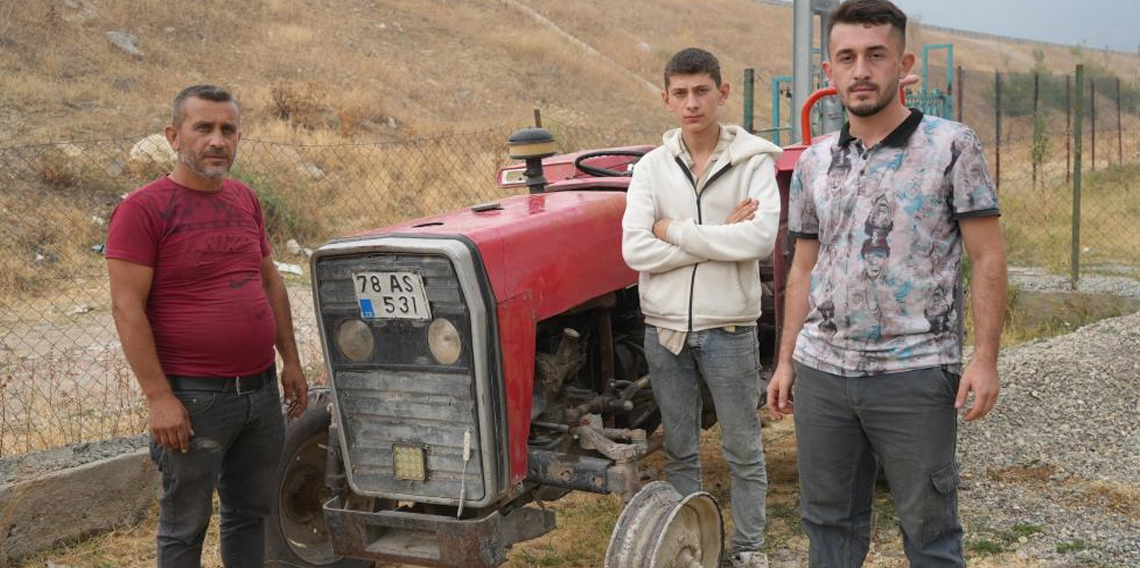 Traktörün tekerliği patladı, jant üzerinde orman ekiplerine su taşıdılar