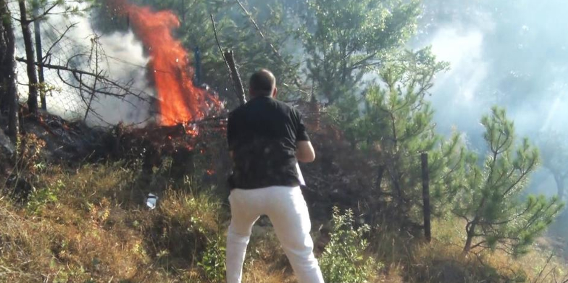 Karabük'te köylüler, evlerini korumak için su taşıyarak yangına müdahale etti