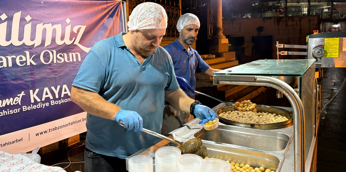 Ortahisar Belediyesi Kandil gecesi ikramlık dağıttı