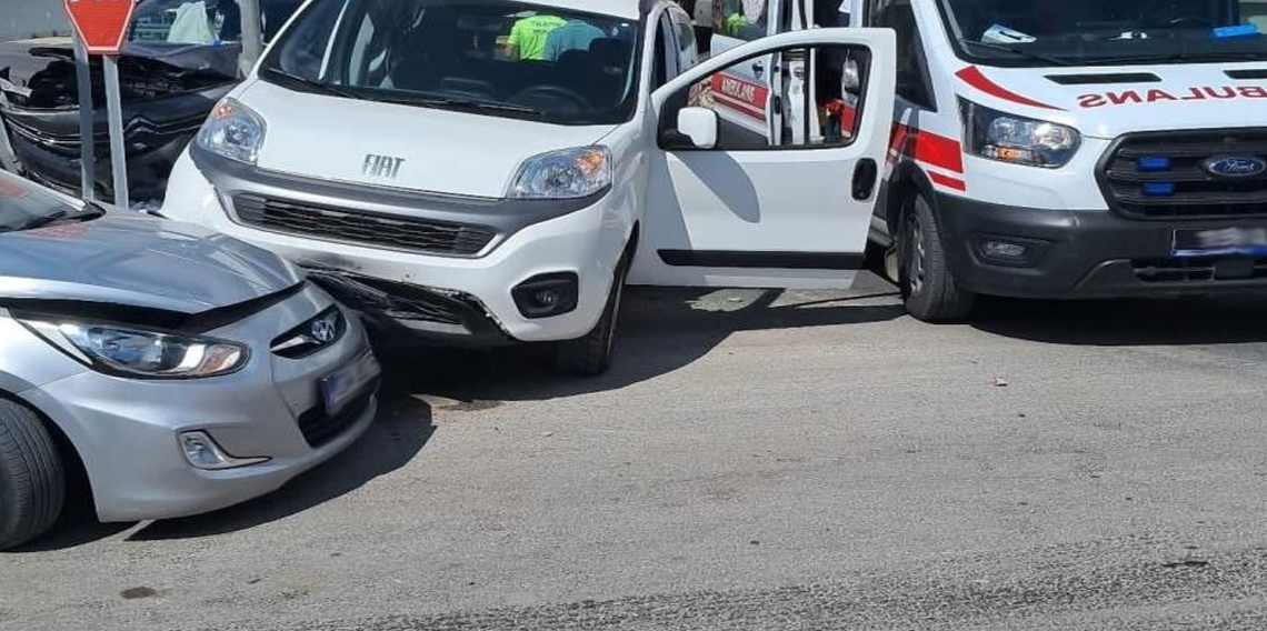 Çorum’da 3 araç kavşakta çarpıştı: 2 yaralı