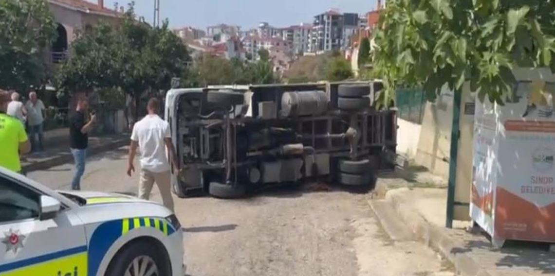Sinop'ta belediyeye ait kamyonet devrildi: 1 yaralı