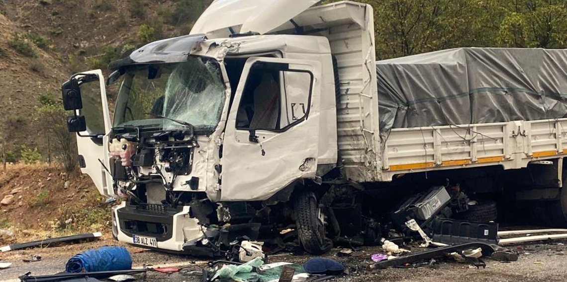 Gümüşhane'de kamyonlar kafa kafaya çarpıştı: 1 ağır yaralı