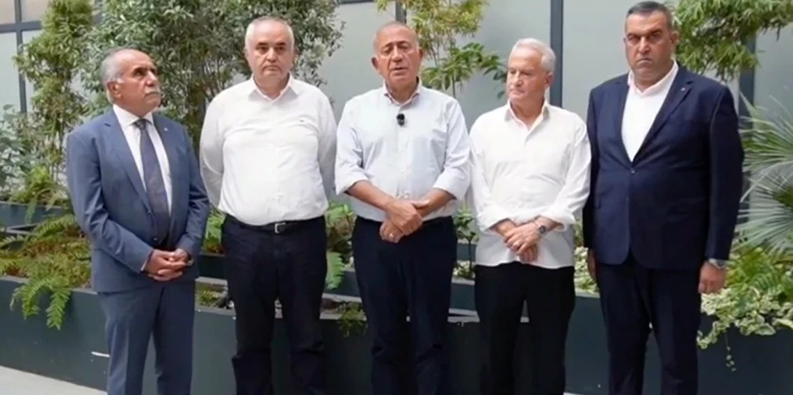 CHP İstanbul il yönetimine atanan kayyım heyetindeki beş kişiden ikisi çekildi