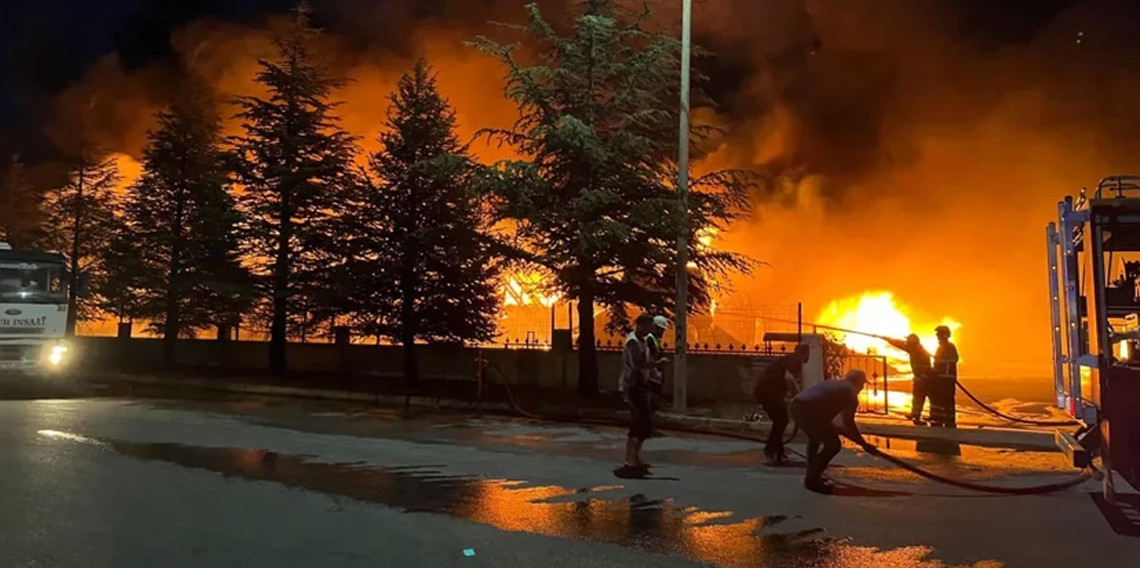 Niğde'de bir fabrikada yangın paniği: İşçiler tahliye edildi