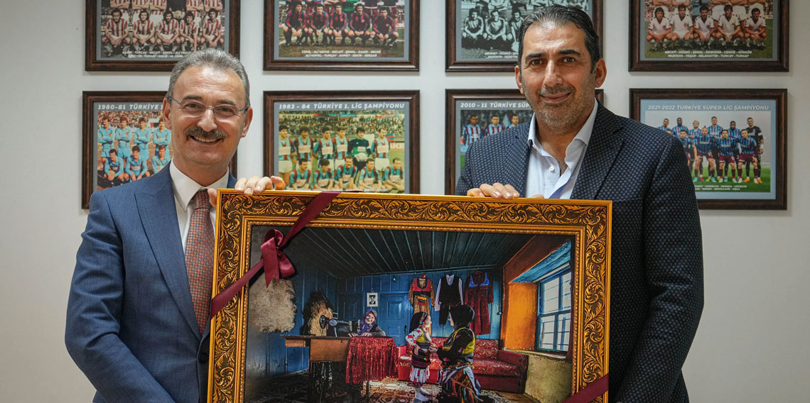 Şalpazarı Belediyesi, tarihi tabloyu Trabzonspor'a hediye etti