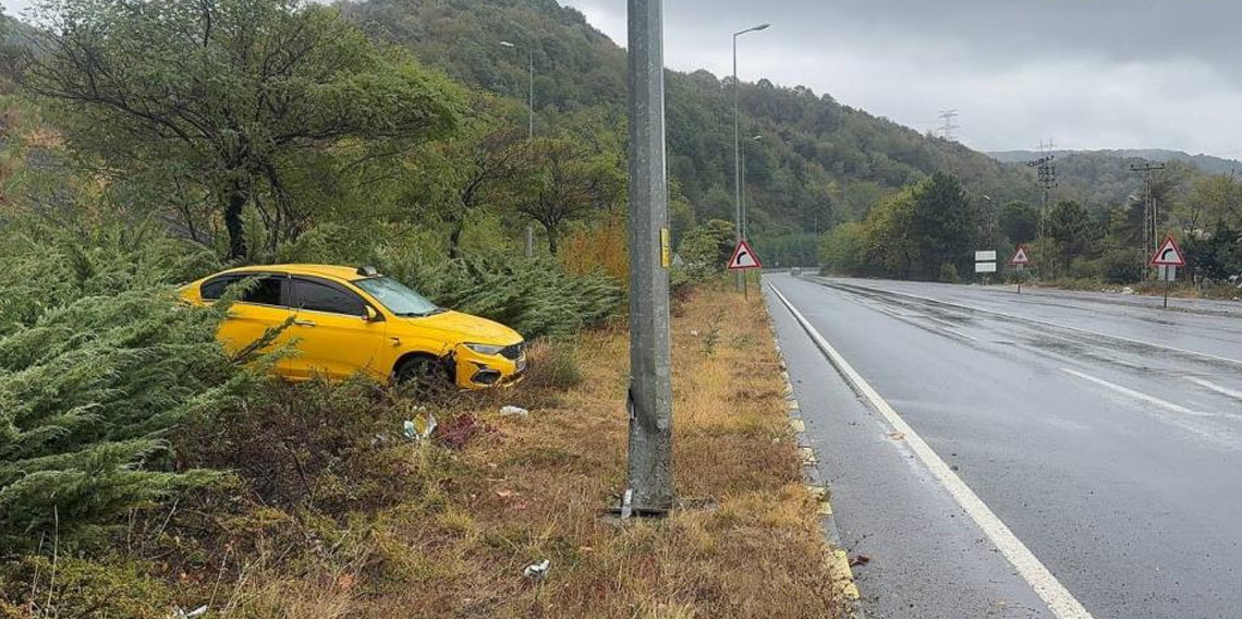 Alaplı'da ticari taksi aydınlatma direğine çarptı: 1 yaralı