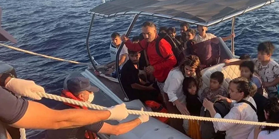 Marmaris'te sürüklenen bottaki 35 kaçak göçmen kurtarıldı