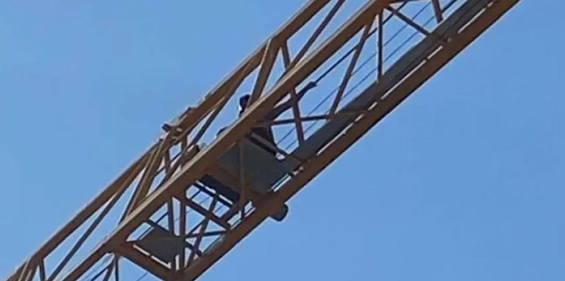 Adıyaman’da parasını alamayan işçi, kule vince çıktı
