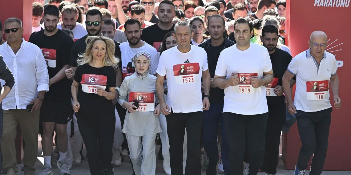 Özgür Özel, CHP'nin 102. Yıl Koşusu'nu tamamladı