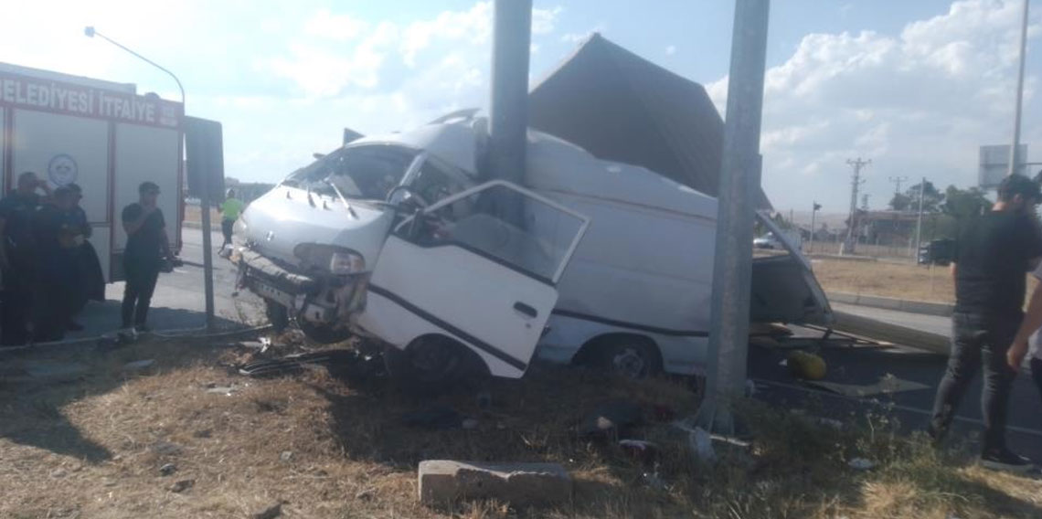 Çorum’da minibüs ile kamyonet çarpıştı: 5 yaralı