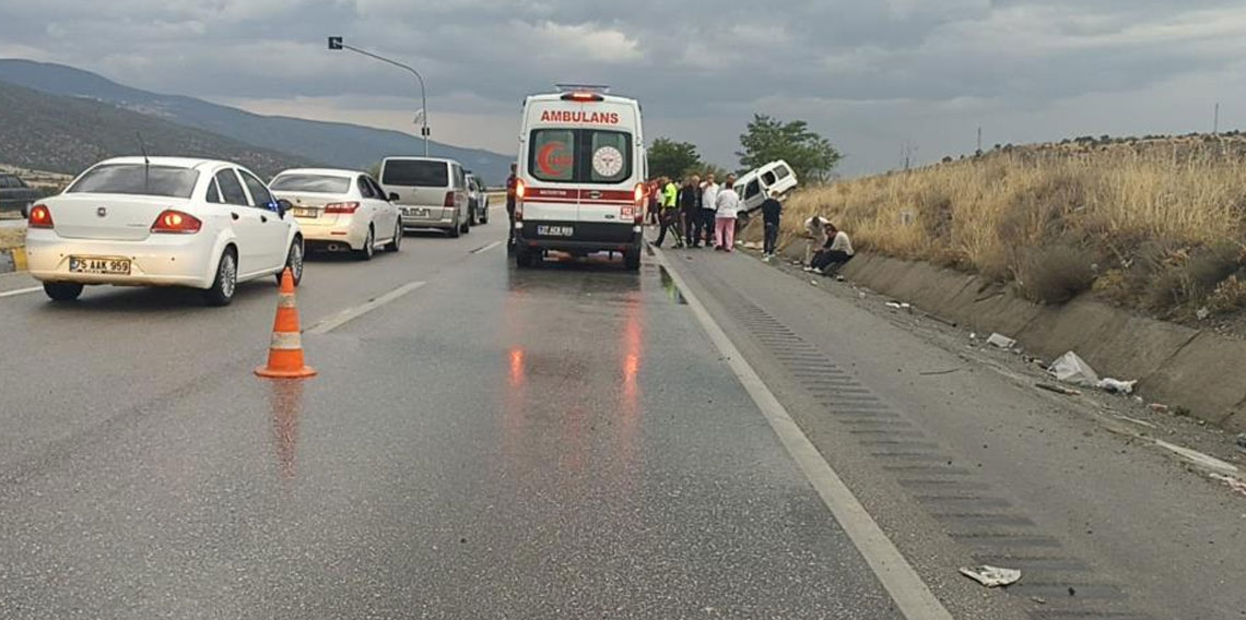 D-100'de hafif ticari araç refüje çarptı: 1 ölü, 4 yaralı