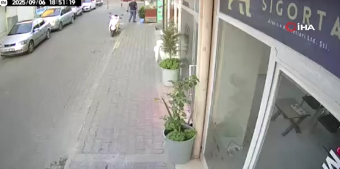 Motosiklet iş yerine girdi, kask hayat kurtardı