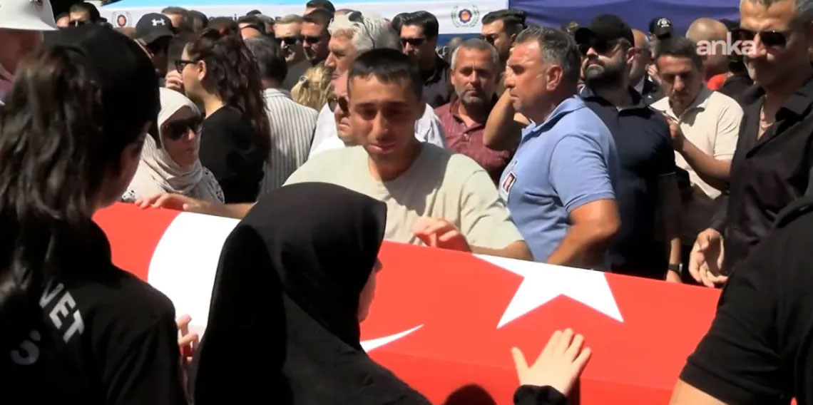 İzmir'de silahlı saldırıda şehit olan polisler son yolculuğuna uğurlandı