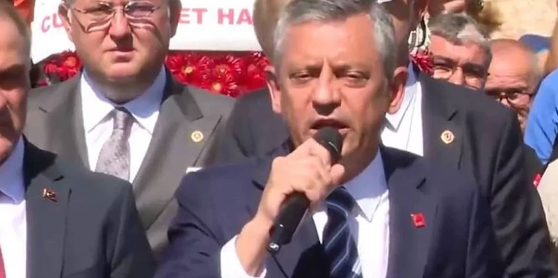 Taksim'deki CHP töreninde dikkat çeken an: Özgür Çelik var, Gürsel Tekin yok!