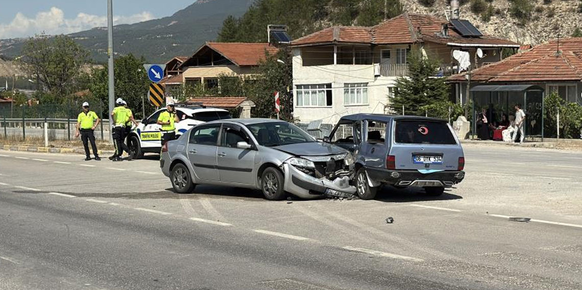 Karabük'te otomobiller çarpıştı: 2'si çocuk 6 yaralı