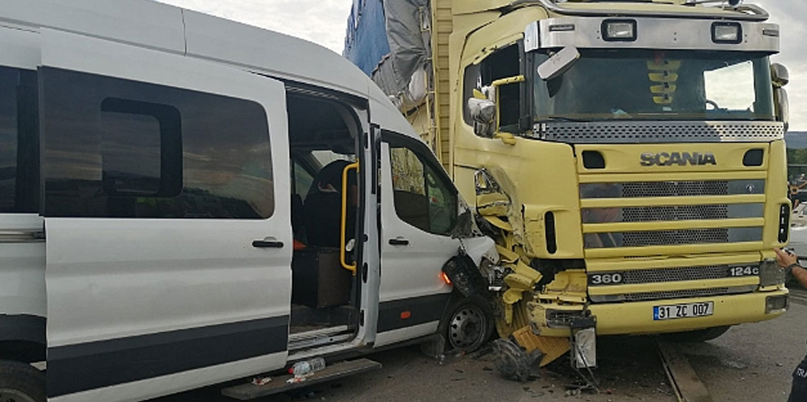 Fındık işçilerini taşıyan minibüs ile kamyon çarpıştı: 8 yaralı