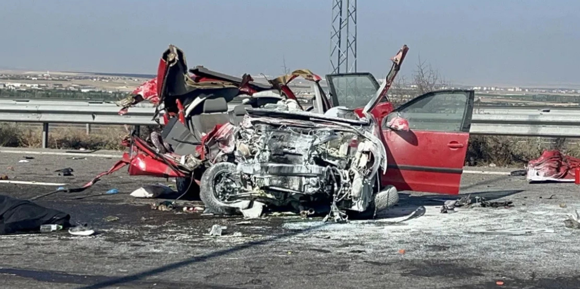 Niğde'de otomobil, tıra arkadan çarptı: İki kişi hayatını kaybetti