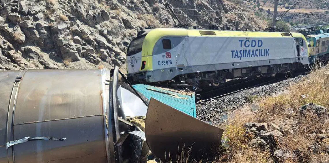 Malatya'da iki yük treni çarpıştı: Yaralı var!