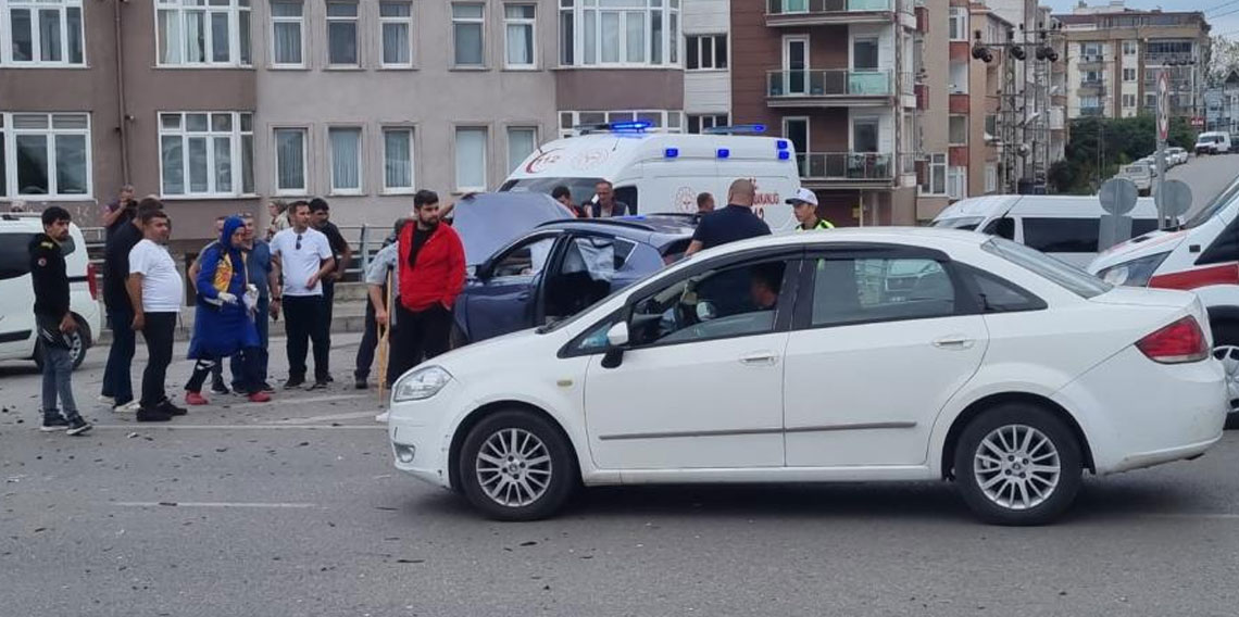 Sinop’ta iki otomobil çarpıştı: 2 yaralı