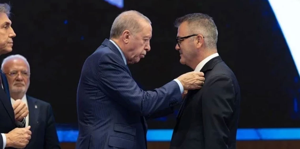 Cumhurbaşkanı Erdoğan, AK Parti'ye katılan iki belediye başkanına rozet taktı