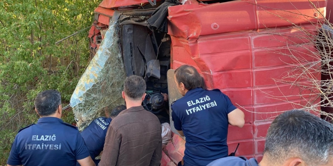 Yangına giden itfaiye aracı şarampole yuvarlandı: 2 itfaiye eri yaralı