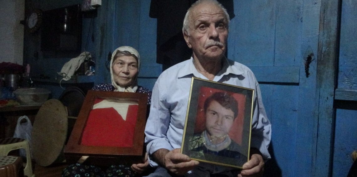 Şehit oğlundan ayrılmamak için harabe evde yaşam mücadelesi veriyor