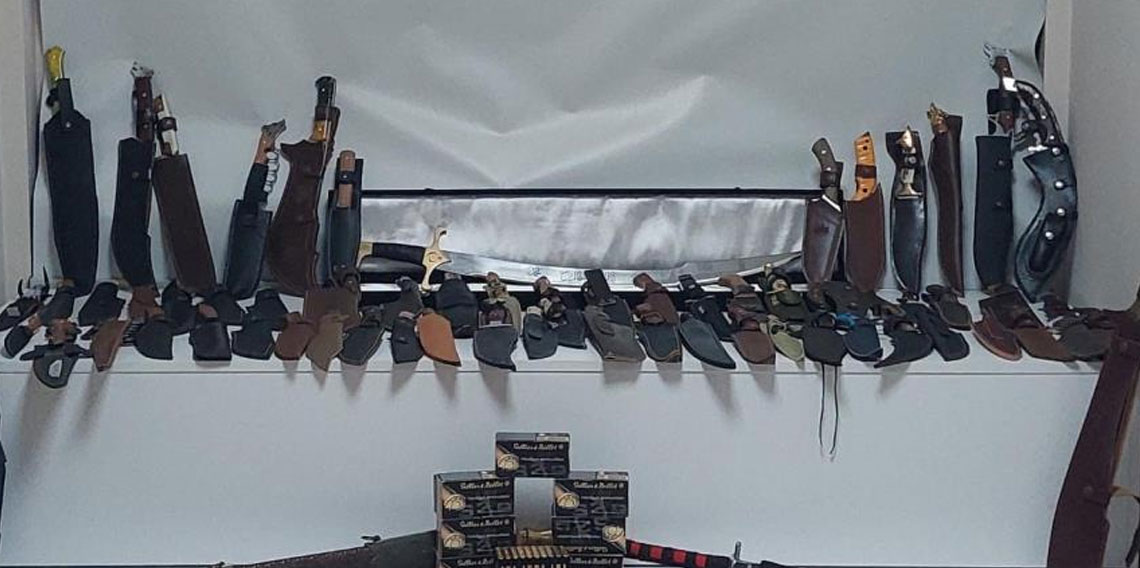 Samsun’da polis ruhsatsız silah ve çok sayıda bıçak ele geçirdi