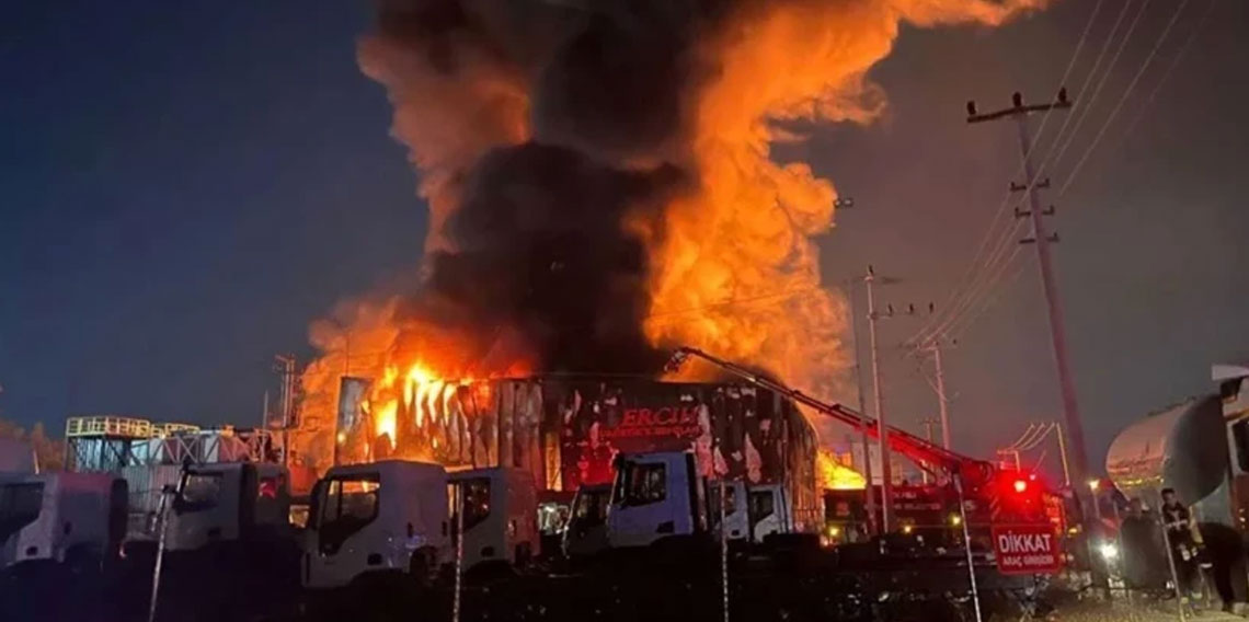 Kocaeli'de lojistik deposunda yangın1