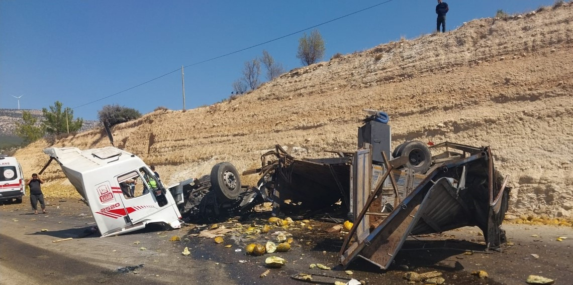 Otobüs ile kamyon çarpıştı: Ölü ve yaralılar var