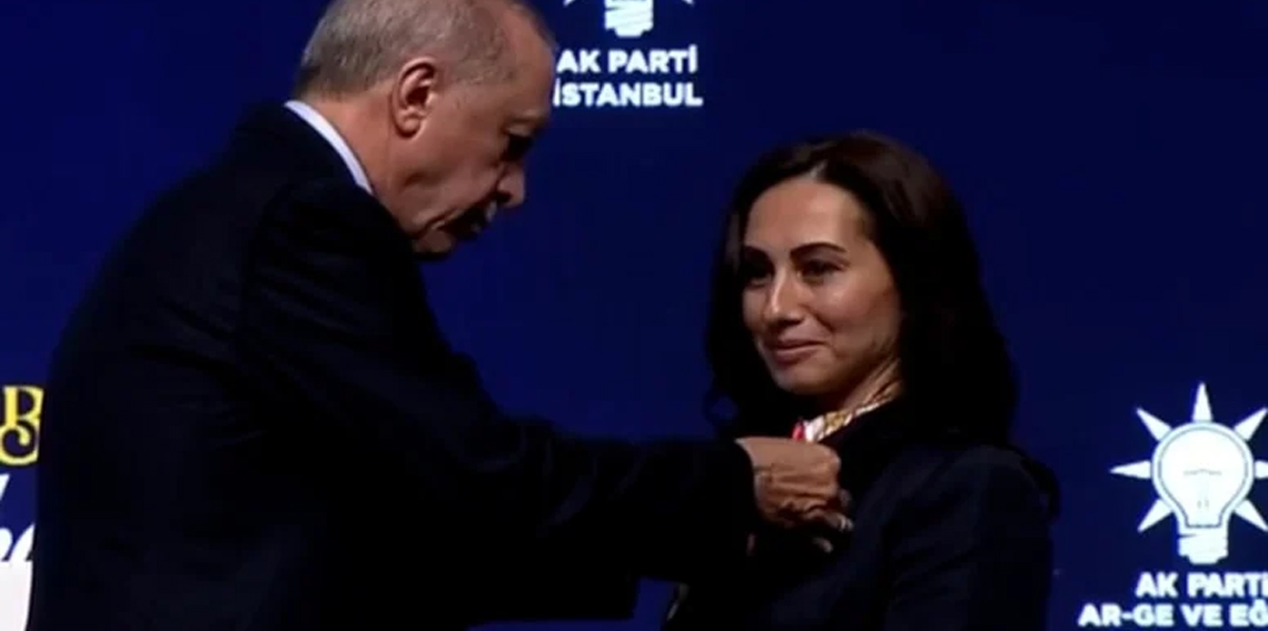 Özlem Vural Gürzel'e rozetini Erdoğan taktı