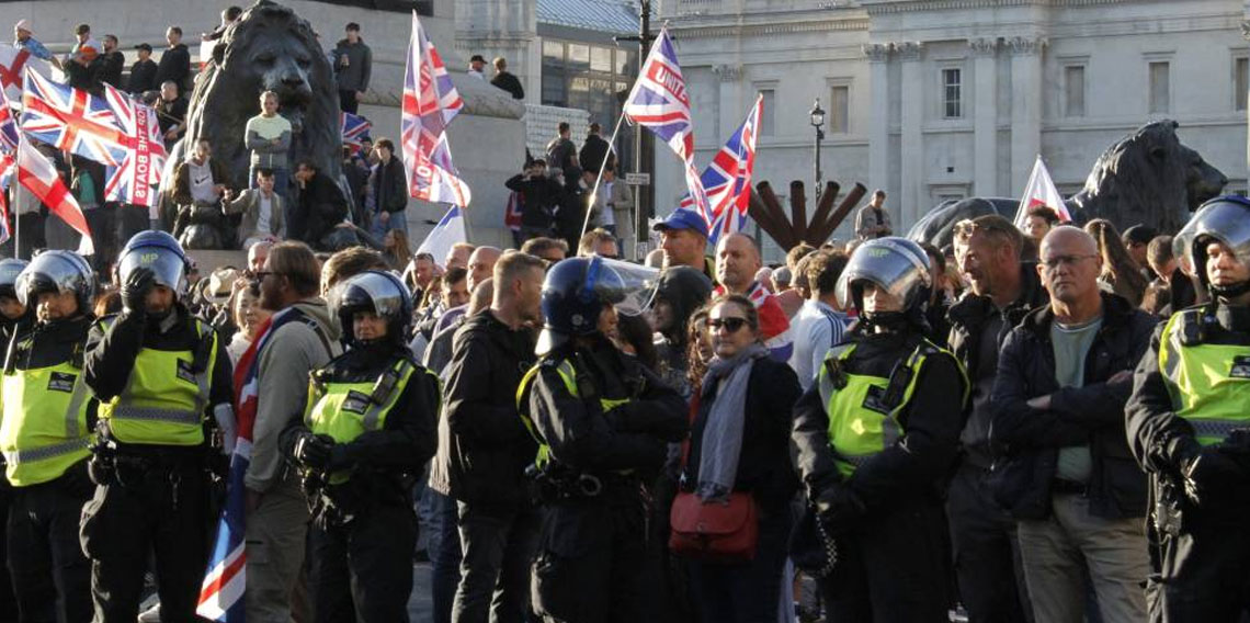 Londra savaş alanına döndü! Çok sayıda polis yaralı