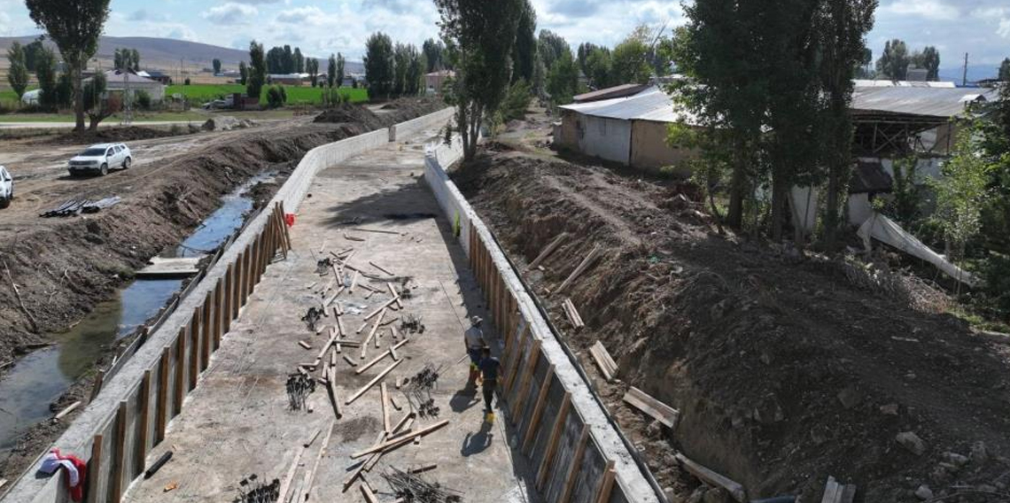 Oruçbeyli köyünde 2. kısım taşkın kontrol inşaatında çalışmalar sürüyor