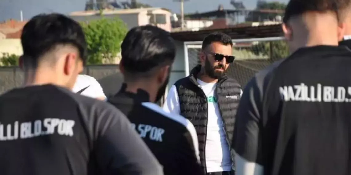 Şike ve bahisten 1 yıl ceza alan başkanı kimse durduramadı! Maçı vinçten izledi