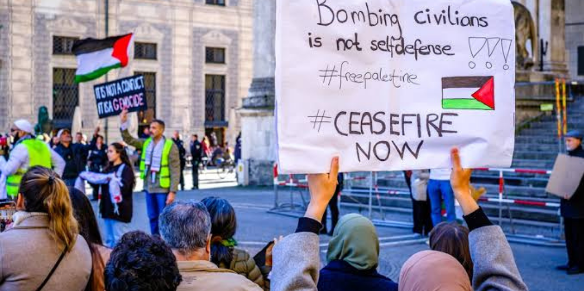 Almanya'da binlerce kişiden protesto